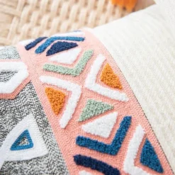Geometrischer Kissenbezug mit Quaste – besticktes Kissen für die Inneneinrichtung