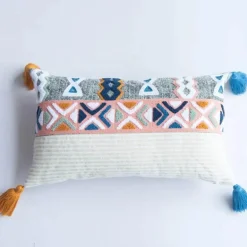 Geometrischer Kissenbezug mit Quaste – besticktes Kissen für die Inneneinrichtung