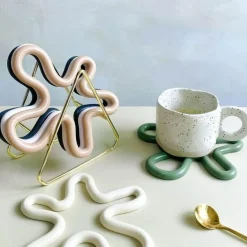 Geometrisches Silikon-Tischset mit rutschfesten Untersetzern und hitzebeständigem Topflappen