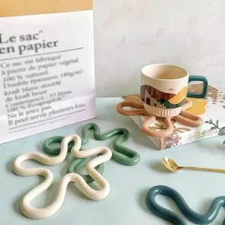 Geometrisches Silikon-Tischset mit rutschfesten Untersetzern und hitzebeständigem Topflappen