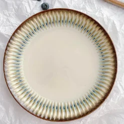 Geprägter Keramikteller – vertikales Maserungsdesign