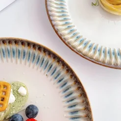 Geprägter Keramikteller – vertikales Maserungsdesign