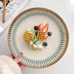 Geprägter Keramikteller – vertikales Maserungsdesign