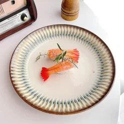 Geprägter Keramikteller – vertikales Maserungsdesign