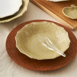 Geprägter Suppenteller aus Keramik – Essgeschirr im französischen Stil