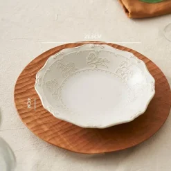 Geprägter Suppenteller aus Keramik – Essgeschirr im französischen Stil