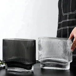 Gerippte Elegance Vase – Stilvolles dekoratives Herzstück