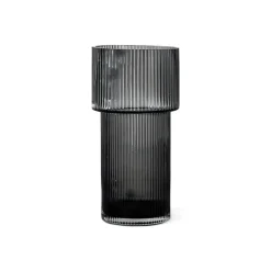 Gerippte Elegance Vase – Stilvolles dekoratives Herzstück