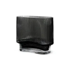 Gerippte Elegance Vase – Stilvolles dekoratives Herzstück