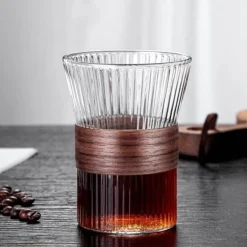Geripptes Whiskyglas mit Holzhülle – 300 ml, hitzebeständige Kaffeetasse