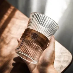 Geripptes Whiskyglas mit Holzhülle – 300 ml, hitzebeständige Kaffeetasse