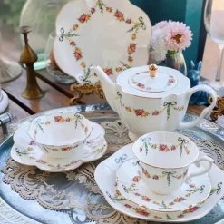 Geschirrset aus Knochenporzellan – Ribbon Rose Kaffeetasse, Untertasse, Reisschüssel