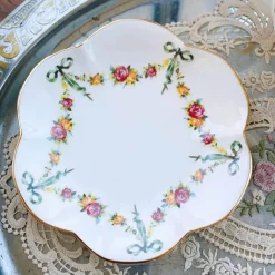 Geschirrset aus Knochenporzellan – Ribbon Rose Kaffeetasse, Untertasse, Reisschüssel