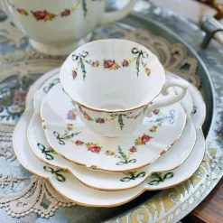 Geschirrset aus Knochenporzellan – Ribbon Rose Kaffeetasse, Untertasse, Reisschüssel