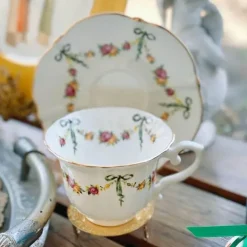Geschirrset aus Knochenporzellan – Ribbon Rose Kaffeetasse, Untertasse, Reisschüssel