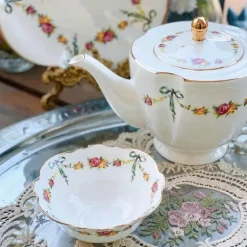 Geschirrset aus Knochenporzellan – Ribbon Rose Kaffeetasse, Untertasse, Reisschüssel