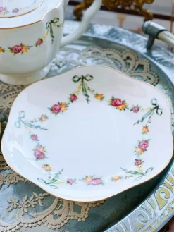 Geschirrset aus Knochenporzellan – Ribbon Rose Kaffeetasse, Untertasse, Reisschüssel