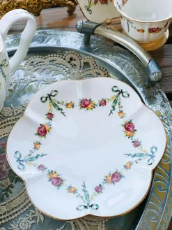 Geschirrset aus Knochenporzellan – Ribbon Rose Kaffeetasse, Untertasse, Reisschüssel