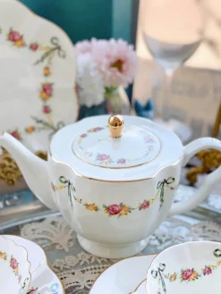 Geschirrset aus Knochenporzellan – Ribbon Rose Kaffeetasse, Untertasse, Reisschüssel