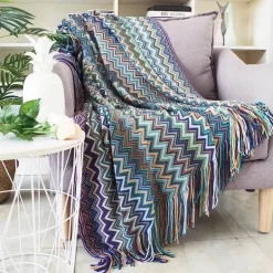 Gestreifte gestrickte Sofadecke – gemütliches Wohndekor-Accessoire