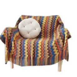 Gestreifte gestrickte Sofadecke – gemütliches Wohndekor-Accessoire