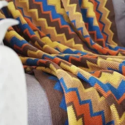 Gestreifte gestrickte Sofadecke – gemütliches Wohndekor-Accessoire