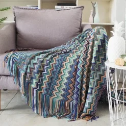 Gestreifte gestrickte Sofadecke – gemütliches Wohndekor-Accessoire