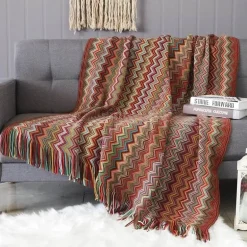 Gestreifte gestrickte Sofadecke – gemütliches Wohndekor-Accessoire