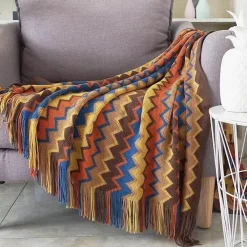 Gestreifte gestrickte Sofadecke – gemütliches Wohndekor-Accessoire