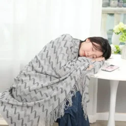 Gestreifte Quastendecke – kuscheliger Stricküberwurf für Zuhause und unterwegs