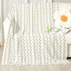 Gestreifte Quastendecke – kuscheliger Stricküberwurf für Zuhause und unterwegs