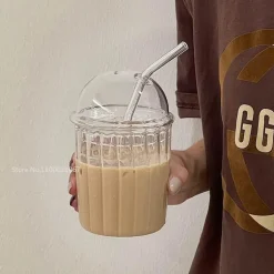 Gestreifter Glasbecher mit Deckel und Strohhalm – 450 ml für Kaffee, Saft, Milch, Tee