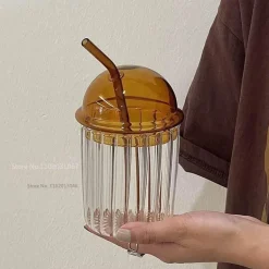 Gestreifter Glasbecher mit Deckel und Strohhalm – 450 ml für Kaffee, Saft, Milch, Tee