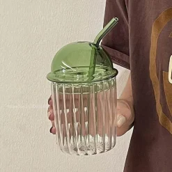 Gestreifter Glasbecher mit Deckel und Strohhalm – 450 ml für Kaffee, Saft, Milch, Tee