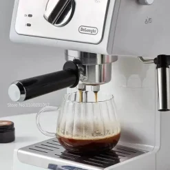 Gestreifter Kaffeebecher aus Glas – hitzebeständiges Trinkgeschirr mit Henkel