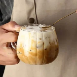 Gestreifter Kaffeebecher aus Glas – hitzebeständiges Trinkgeschirr mit Henkel