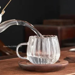 Gestreifter Kaffeebecher aus Glas – hitzebeständiges Trinkgeschirr mit Henkel