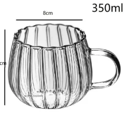 Gestreifter Kaffeebecher aus Glas – hitzebeständiges Trinkgeschirr mit Henkel