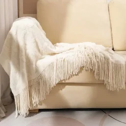 Gestrickte Sofadecke – gemütlicher, einfarbiger Überwurf für Zuhause und unterwegs