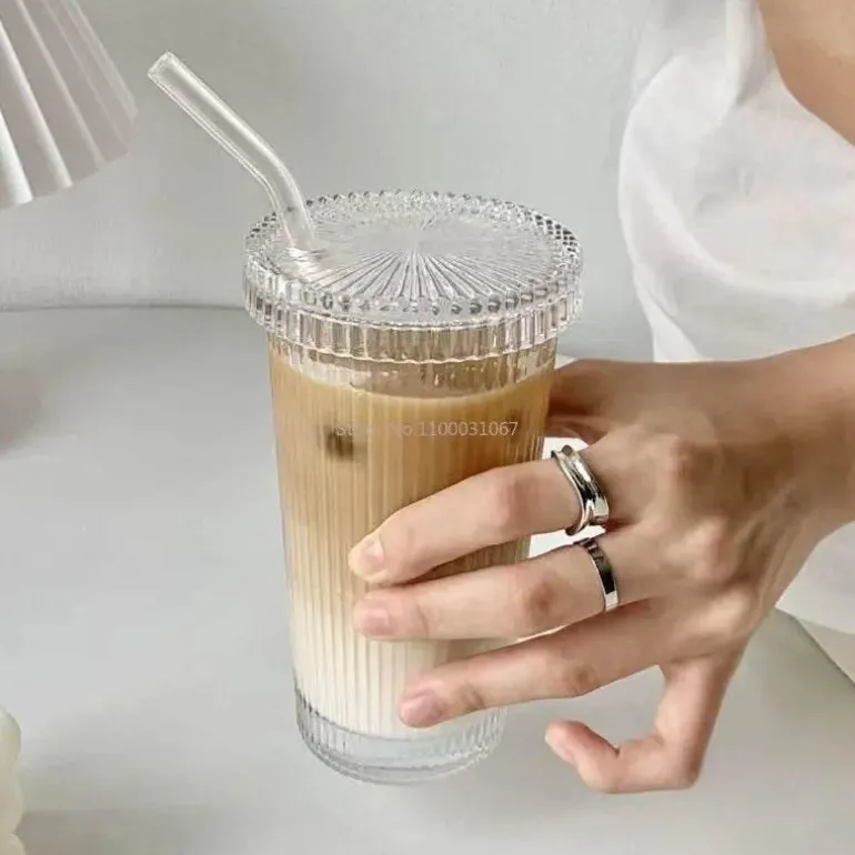 Glasbecher mit japanischem Streifenmuster und Strohhalm – ideal für Kaffee, Tee und Geschenke