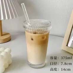 Glasbecher mit japanischem Streifenmuster und Strohhalm – ideal für Kaffee, Tee und Geschenke