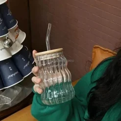 Glasbecher mit Strohhalm – Vielseitiger Becher für Kaffee, Saft, Bier, Wein