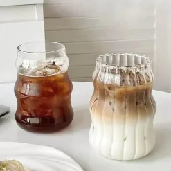 Glasbecher mit Strohhalm – Vielseitiger Becher für Kaffee, Saft, Bier, Wein