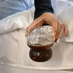 Glasbecher-Set mit vertikalen Streifen – Tassen für Kaffee, Tee, Saft und Milch