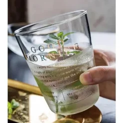 Glastasse mit goldener Beschriftung – ideal für Kaffee, Milch, Saft, Tee