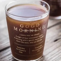 Glastasse mit goldener Beschriftung – ideal für Kaffee, Milch, Saft, Tee