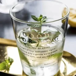 Glastasse mit goldener Beschriftung – ideal für Kaffee, Milch, Saft, Tee