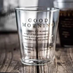 Glastasse mit goldener Beschriftung – ideal für Kaffee, Milch, Saft, Tee