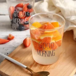 Glastasse mit goldener Beschriftung – ideal für Kaffee, Milch, Saft, Tee