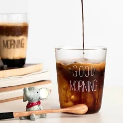 Glastasse mit goldener Beschriftung – ideal für Kaffee, Milch, Saft, Tee